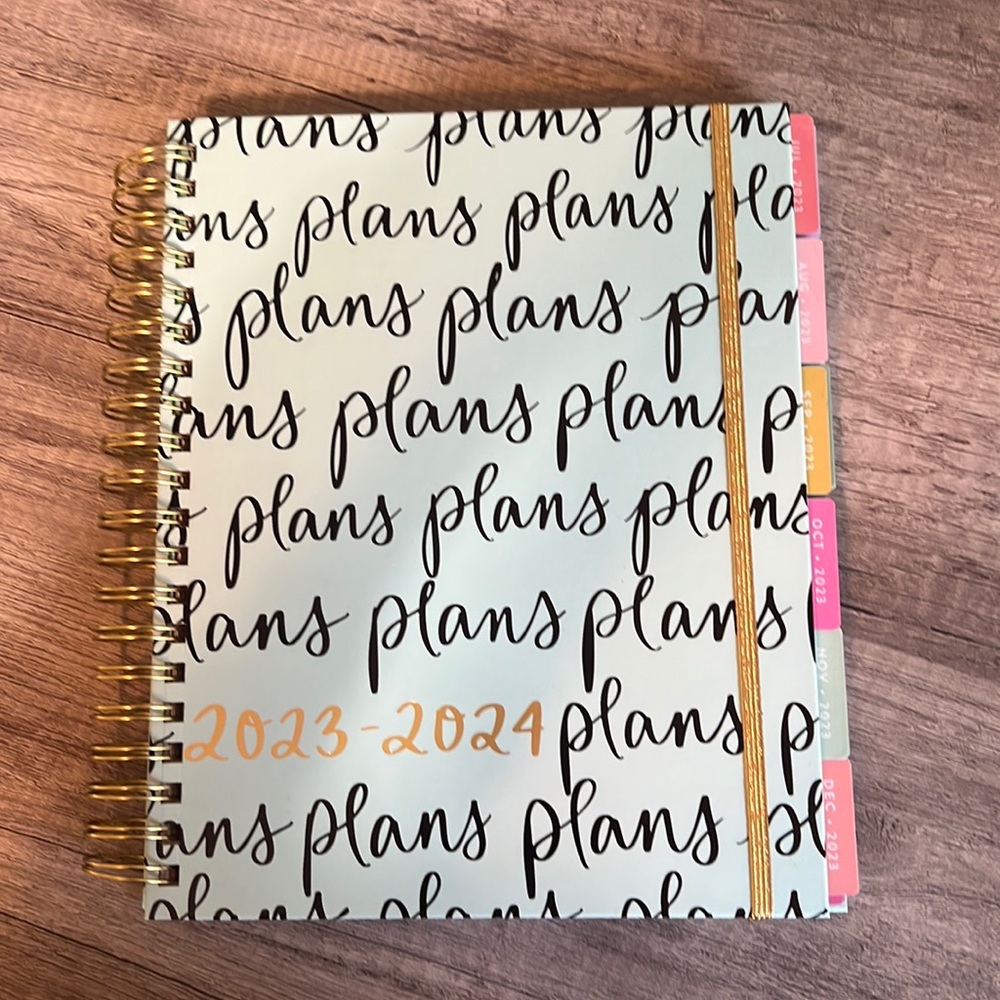 18 month planner. Monthly and weekly. Very cute